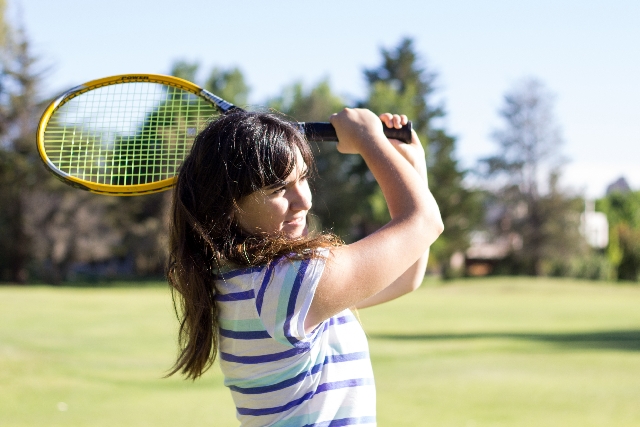 テニスをする少女